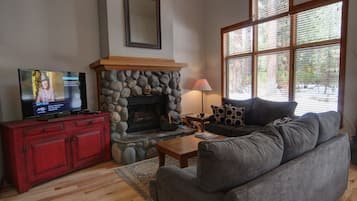 Télévision, cheminée