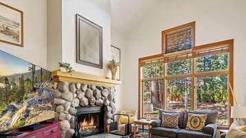 Télévision, cheminée