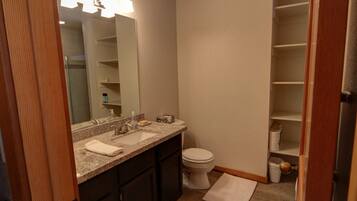 Combined shower/tub, towels