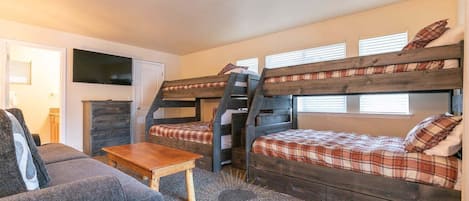 3 bedrooms, iron/ironing board, free WiFi, bed sheets