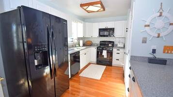 House, 3 Bedrooms | Private kitchen | Fridge, coffee/tea maker, toaster