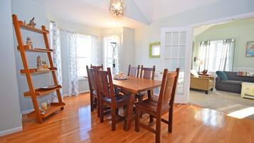 House, 3 Bedrooms | Dining