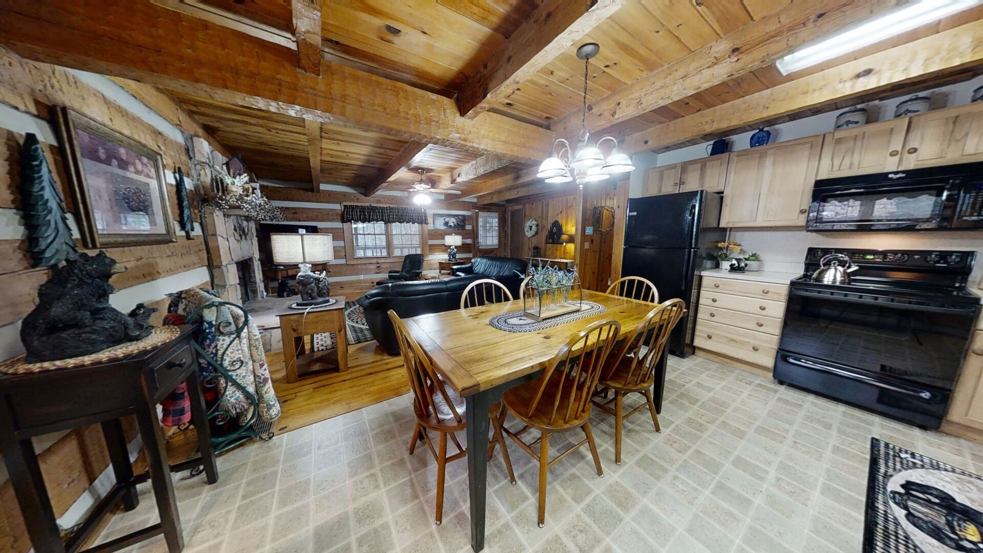 Un interior de madera con comedor, cocina y sala de estar.