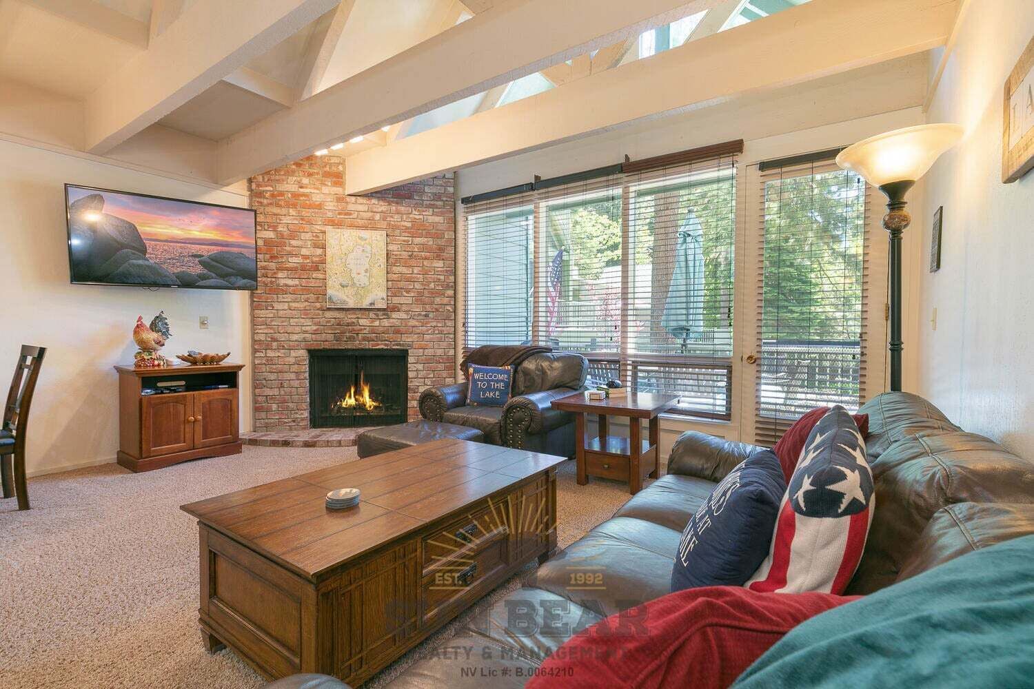 Televisie en een open haard