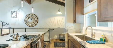 Køleskab, mikrobølgeovn, ovn, kogeplade