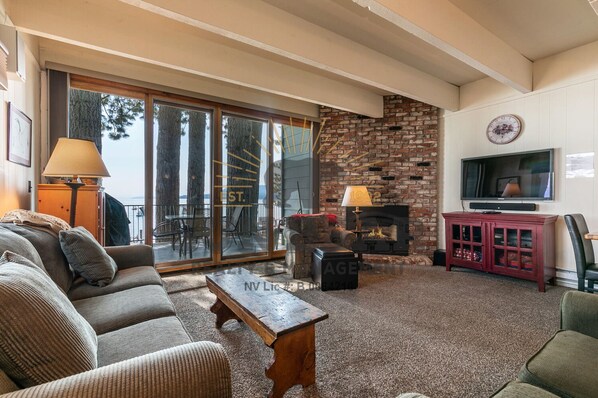 Televisión y chimenea 