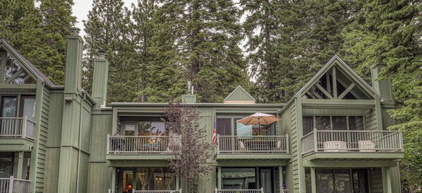 A multi-story building with balconies and a porch area. - Cozy Lakefront Complx - Beach Access (LA99932) (Incline Village)