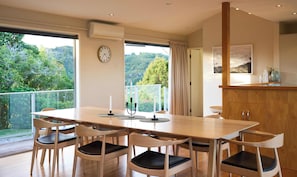Dining - Quiet, secluded, relaxing and private with bush track to beach! (Kaiteriteri)