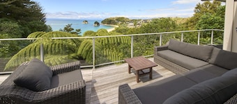 Quiet, secluded, relaxing and private with bush track to beach!