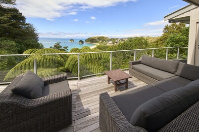 Quiet, secluded, relaxing and private with bush track to beach!