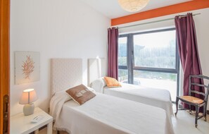 2 bedrooms, travel crib, free WiFi