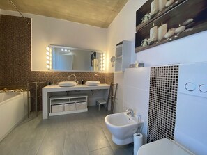 Douche, séchoir à cheveux, serviettes fournies