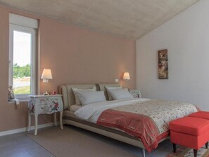 4 bedrooms, iron/ironing board, free WiFi, bed sheets