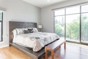 5 makuuhuonetta, työpöytä, silitysrauta/-lauta, vauvan matkasänky