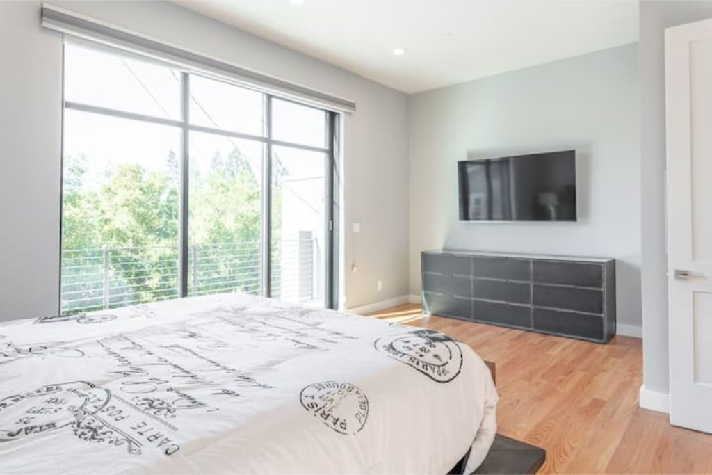 5 habitaciones, escritorio y tabla de planchar con plancha 