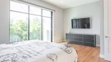 5 habitaciones, escritorio y tabla de planchar con plancha