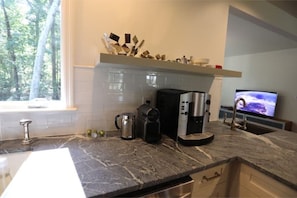 Jääkaappi, mikroaaltouuni, uuni, liesi