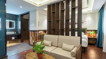 Habitación ejecutiva | Baño | Artículos de higiene personal gratuitos, zapatillas y toallas