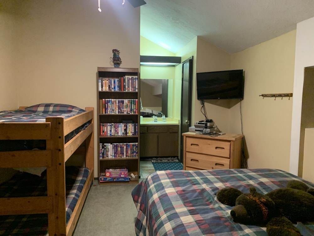 1 bedroom + loft bedroom just off Giant Steps lift Brian Head Vrbo