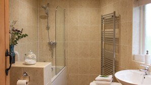 Ein Badezimmer mit Badewanne, Dusche und Waschbecken.