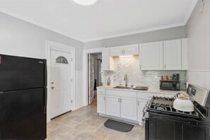 Refrigerador con freezer, microondas, horno, placa de cocina