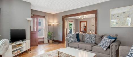 Smart TV, fireplace, Netflix, Hulu