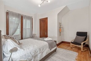 3 habitaciones, escritorio y espacio para trabajar con laptop 