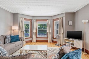 Smart TV, chimenea, Netflix, Hulu