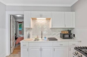 Refrigerador con freezer, microondas, horno, placa de cocina