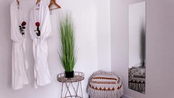 Chambre Simple Deluxe, 1 trĂšs grand lit | Salle de bain