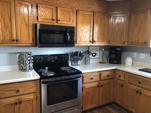 冷蔵庫、電子レンジ、オーブン、コンロ