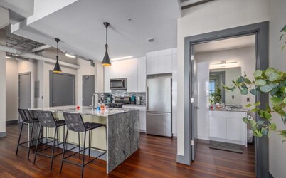 Modern Luxury with 2 King Beds & Water Views - Leonard Building