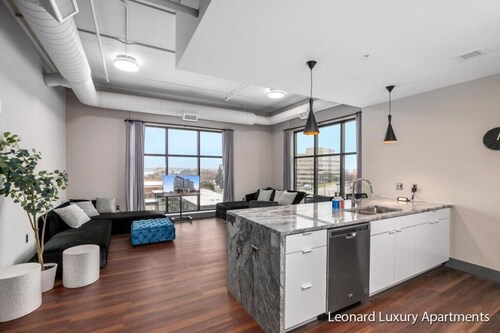 Spacious Luxury Apartment with Waterfront Views - The Leonard Building