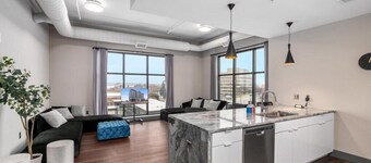Spacious Luxury Apartment with Waterfront Views - The Leonard Building