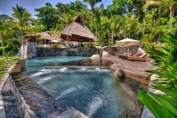 Alberca al aire libre y alberca climatizada