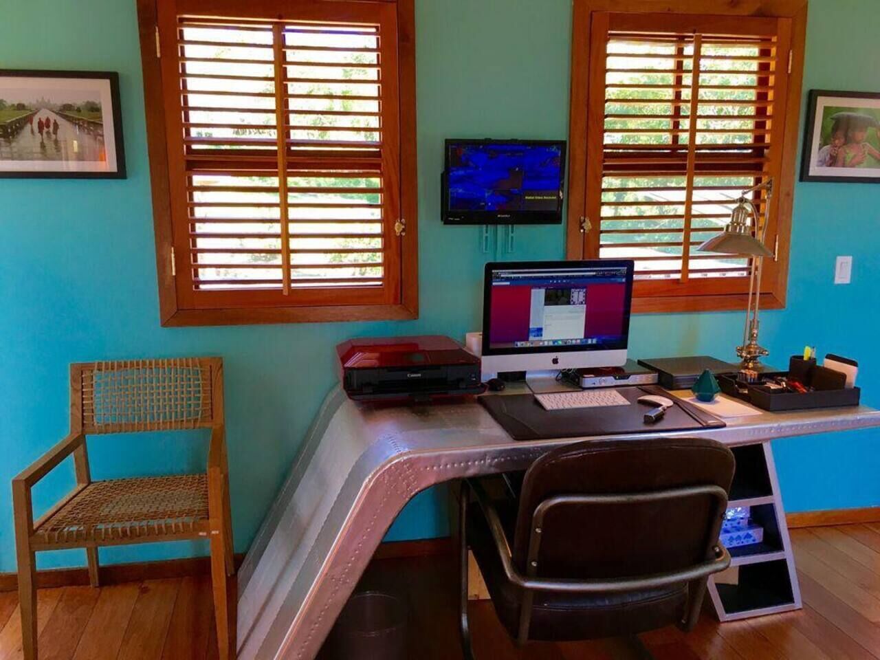 Ein Homeoffice mit Schreibtisch, Computer und zwei Stühlen.