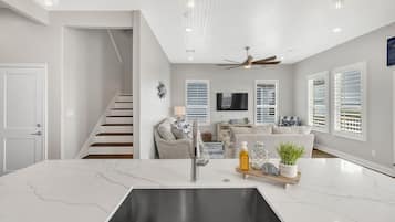 House, 3 Bedrooms | Private kitchen