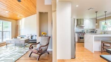 Älytelevisio, kirjoja, tietokoneen näyttö, tulostin