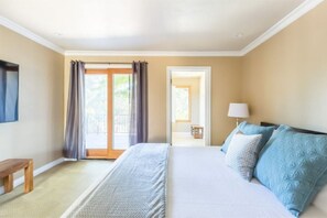 4 habitaciones, escritorio y tabla de planchar con plancha 