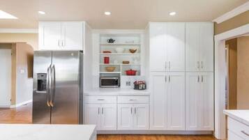 Jääkaappi, mikroaaltouuni, uuni, liesi