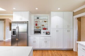 Refrigerador, microondas, horno y parrilla de estufa 