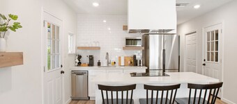 Cozy and Modern Home: 10 Min to Downtown