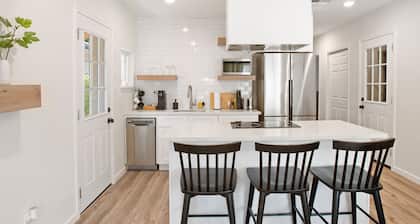 Cozy and Modern Home: 10 Min to Downtown