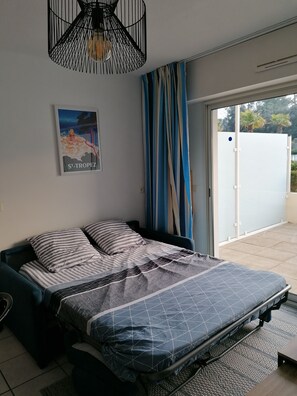 Fer et planche à repasser, lit parapluie, Wi-Fi, draps fournis