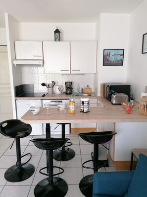 Réfrigérateur, micro-ondes, four, plaque de cuisson