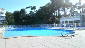 Outdoor pool, a heated pool - LES SABLES - COSY STUDIO WITH HEATED SWIMMING POOL (Les Sables-d'Olonne)