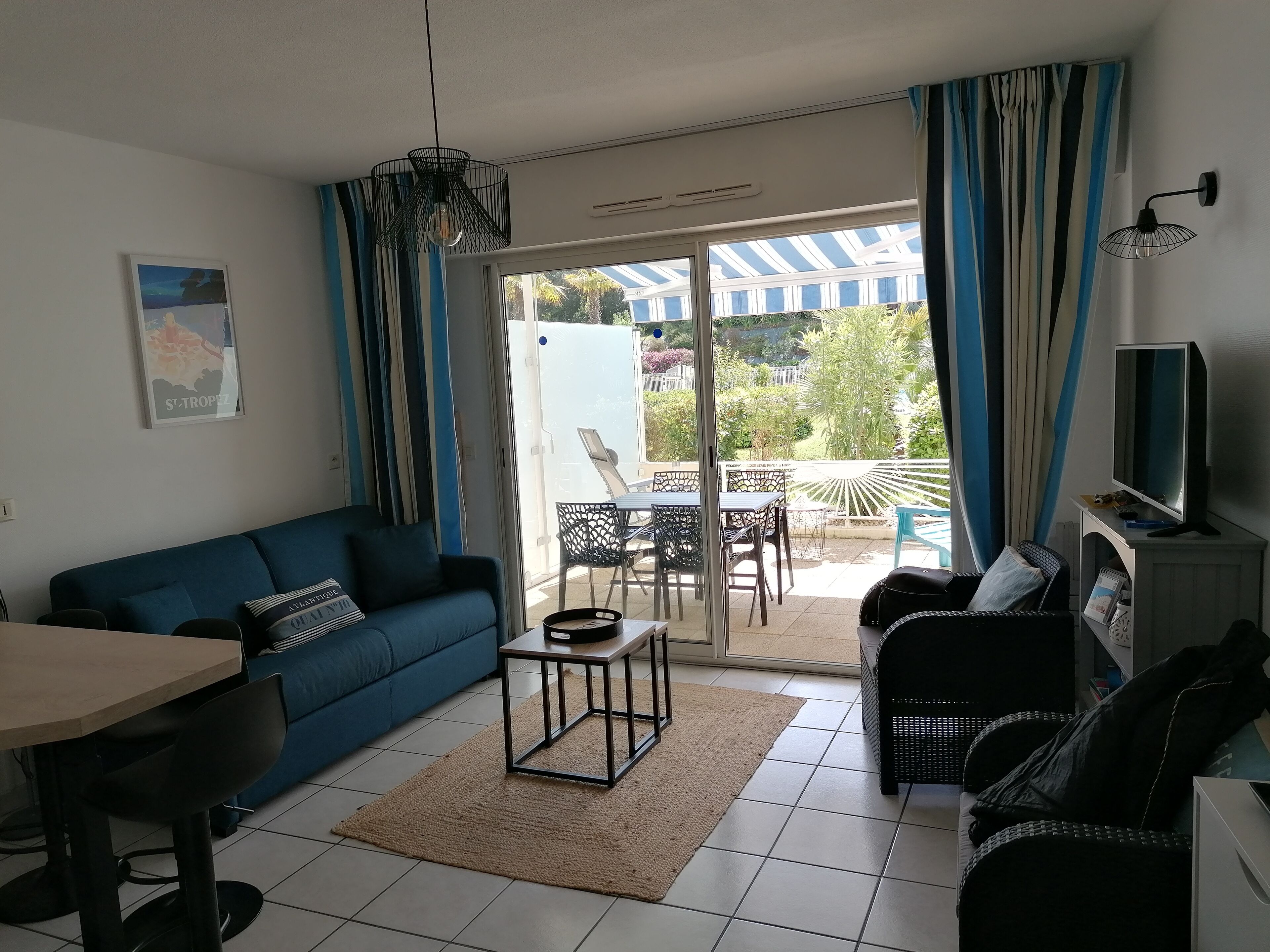 Televisión, reproductor de DVD, tenis de mesa y libros 