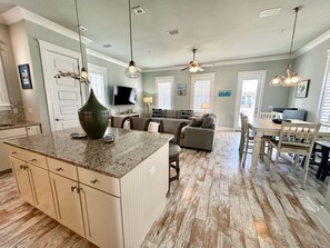 House, 4 Bedrooms | Living area