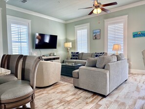 Casa, 4 habitaciones | Área de sala de estar | Smart TV 