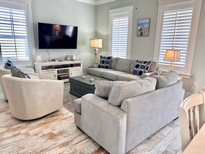 Casa, 4 habitaciones | Área de sala de estar | Smart TV 